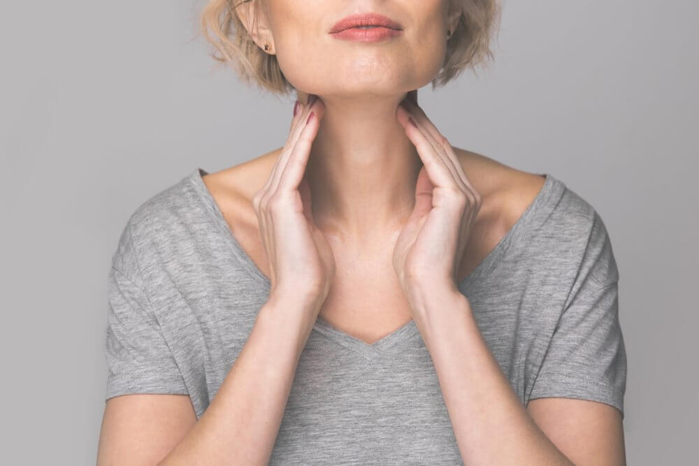 woman evaluating her thyroid health